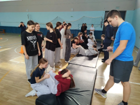 А ну-ка, девушки.