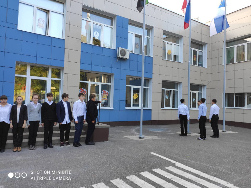Церемония спуска Государственного флага Российской Федерации.